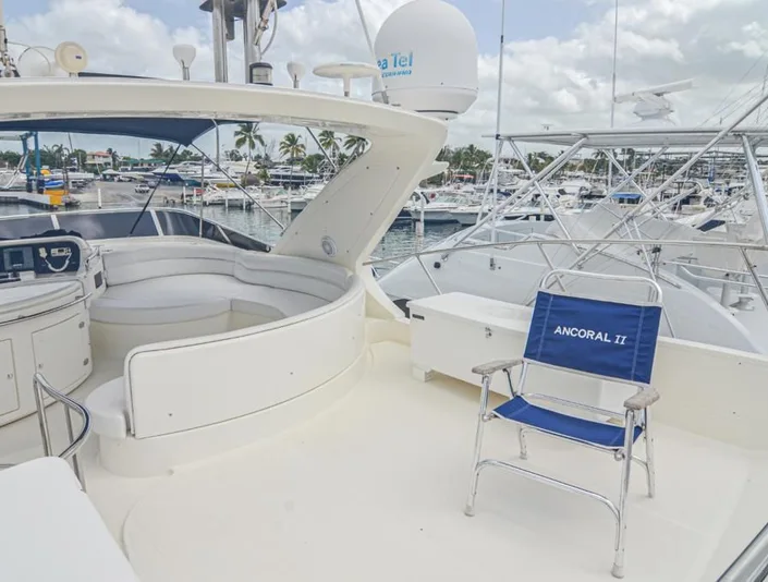 Azimut 55 flybridge with white seating