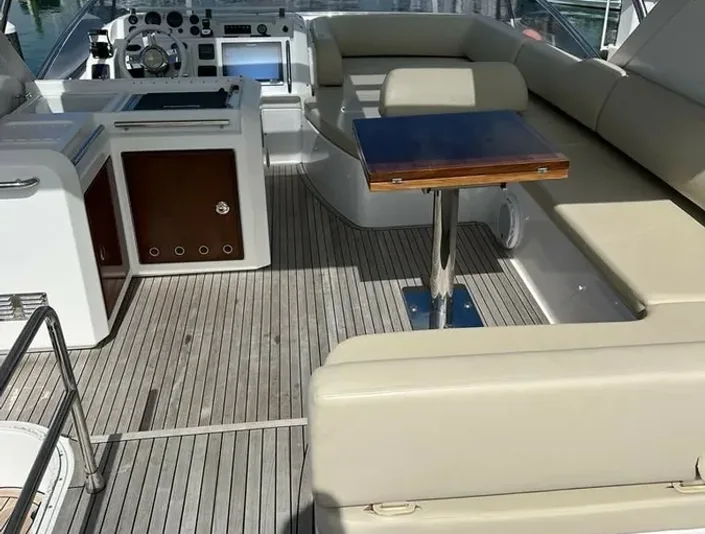 Azimut 60 covered outdoor seating and table
