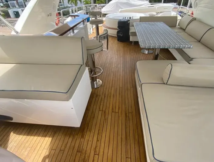 Azimut 86 shaded flybridge seating