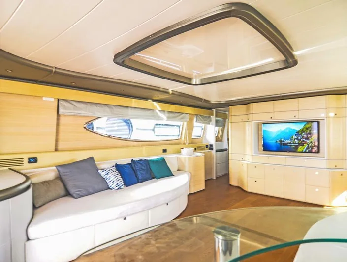 Maiora 103 — salón con sofás y cálidos acabados en madera