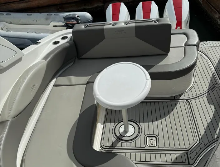Maxum 43 cockpit seating and round table