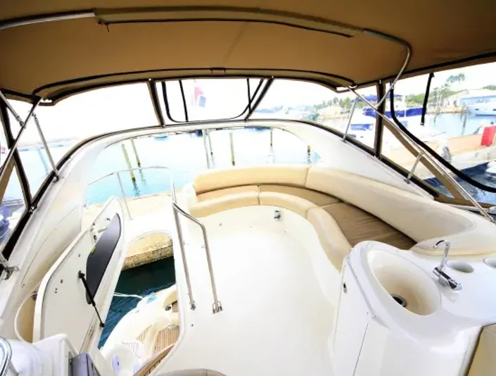 Meridian 42 — asientos del flybridge con sombra