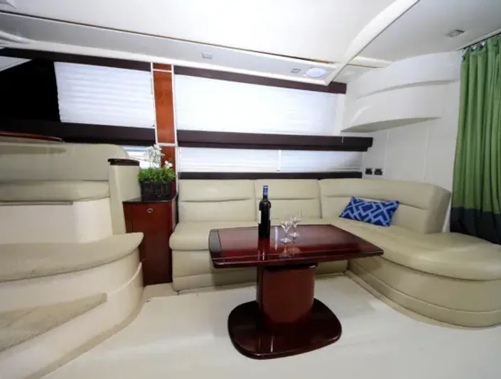 Meridian 42 — salón con sofás y cálidos acabados en madera