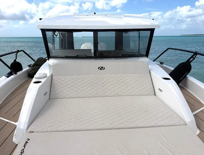 Nordkapp 33 cushioned bow lounge