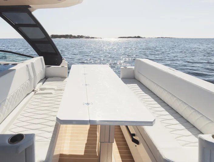 Saxdor 320 GTO open-air cockpit seating and table