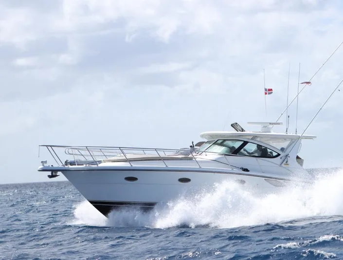 Tiara 36 en el mar