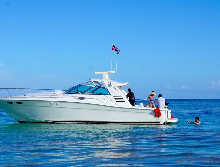Vixen 40 side profile on the water