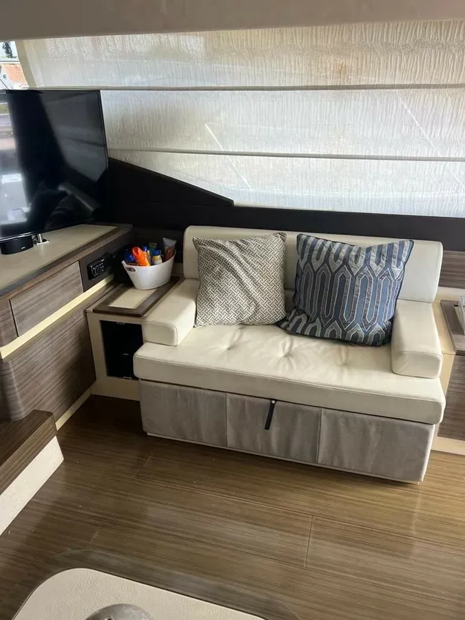 Azimut 60 salon sofa and coffee table