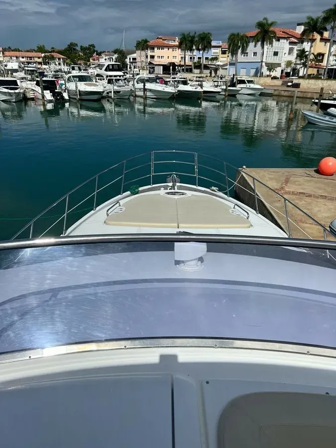 Azimut 60 foredeck with bow seating