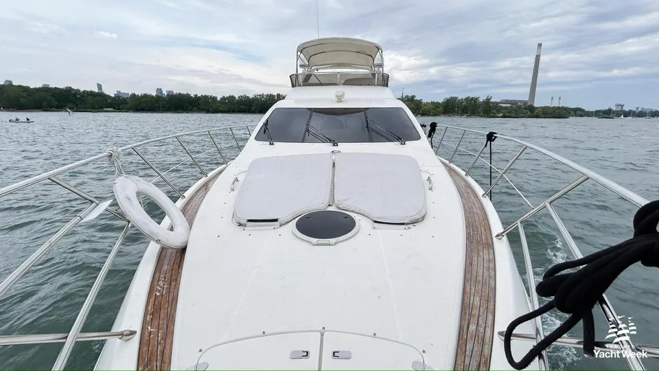 Azimut 62 forward sunpads