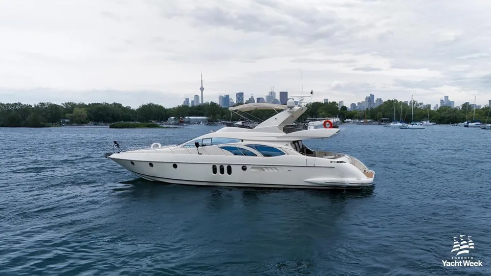 Azimut 62 exterior side profile
