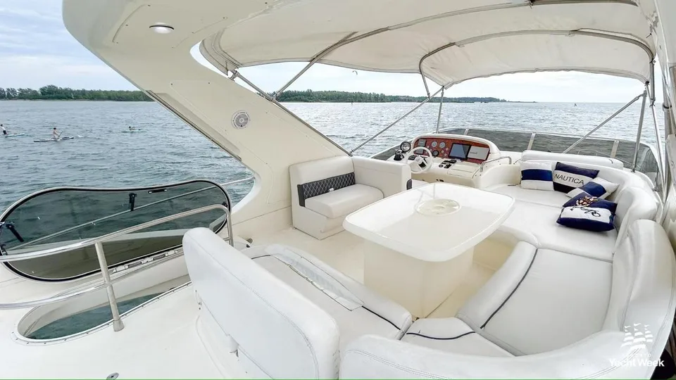 Azimut 62 shaded flybridge seating and table