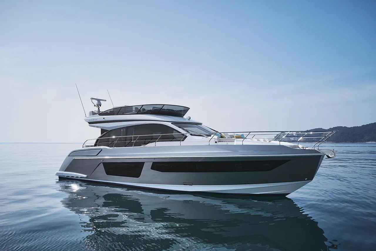 Azimut 53 on the open water