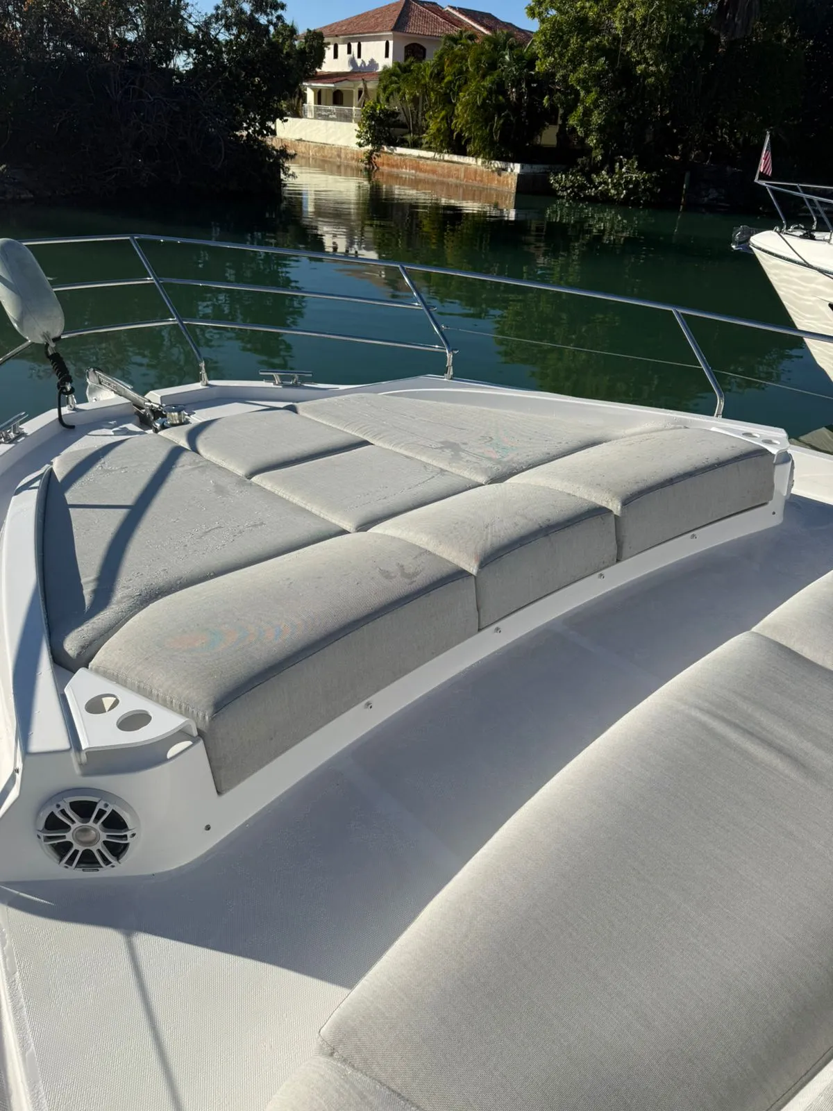 Azimut 53 foredeck sunpads