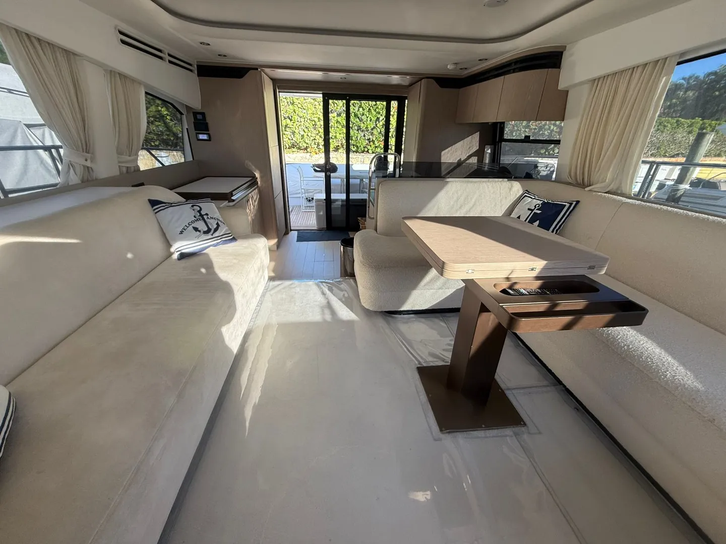 Azimut 53 salon seating with cushions