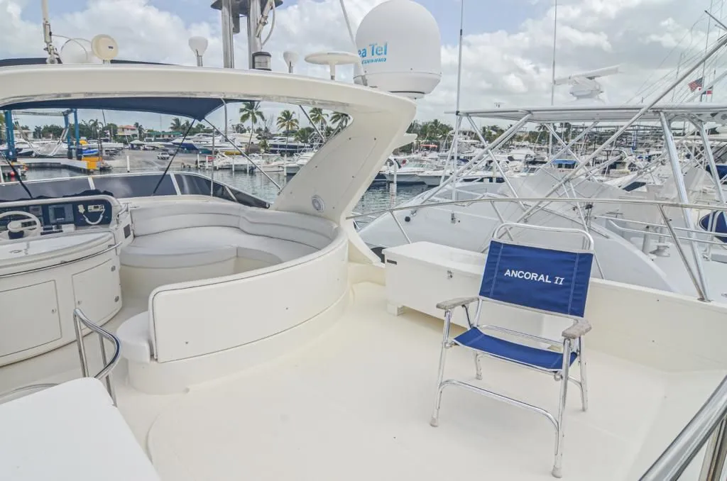 Azimut 55 flybridge with white seating