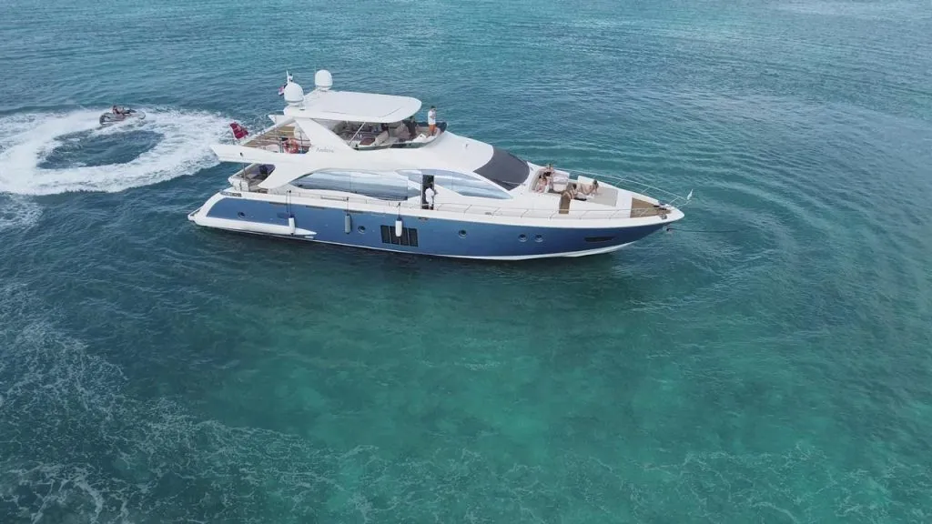 Azimut 86 on turquoise water