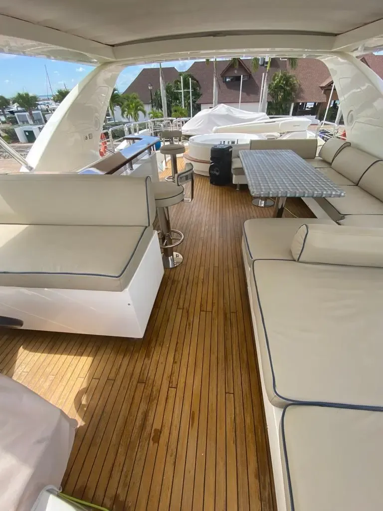 Azimut 86 shaded flybridge seating