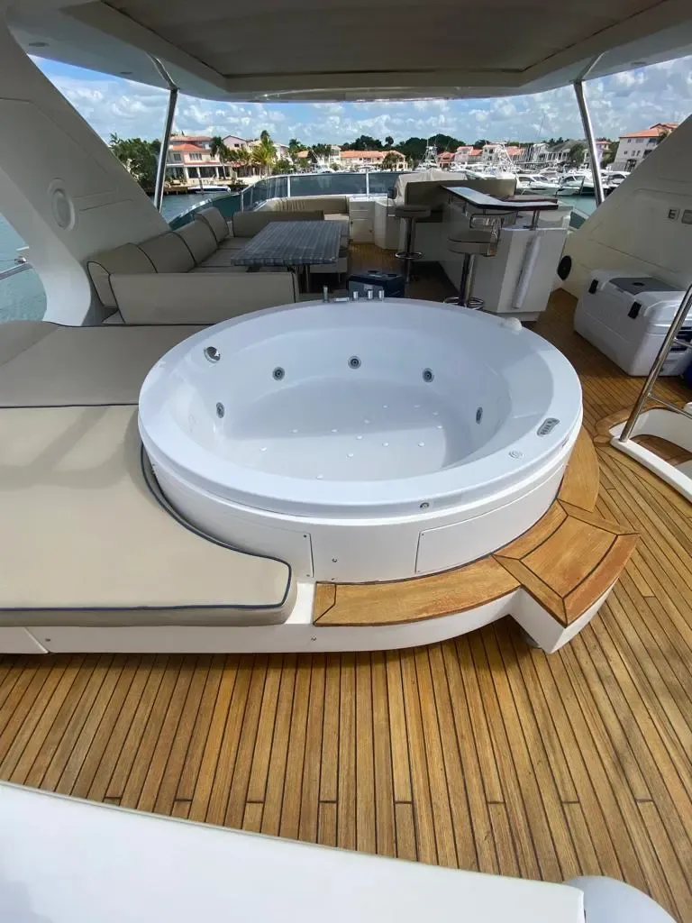 Azimut 86 flybridge jacuzzi