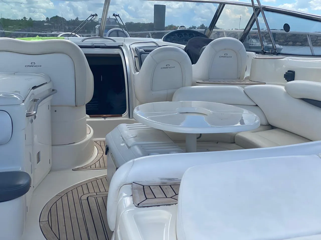 Cranchi 50 cockpit seating and table