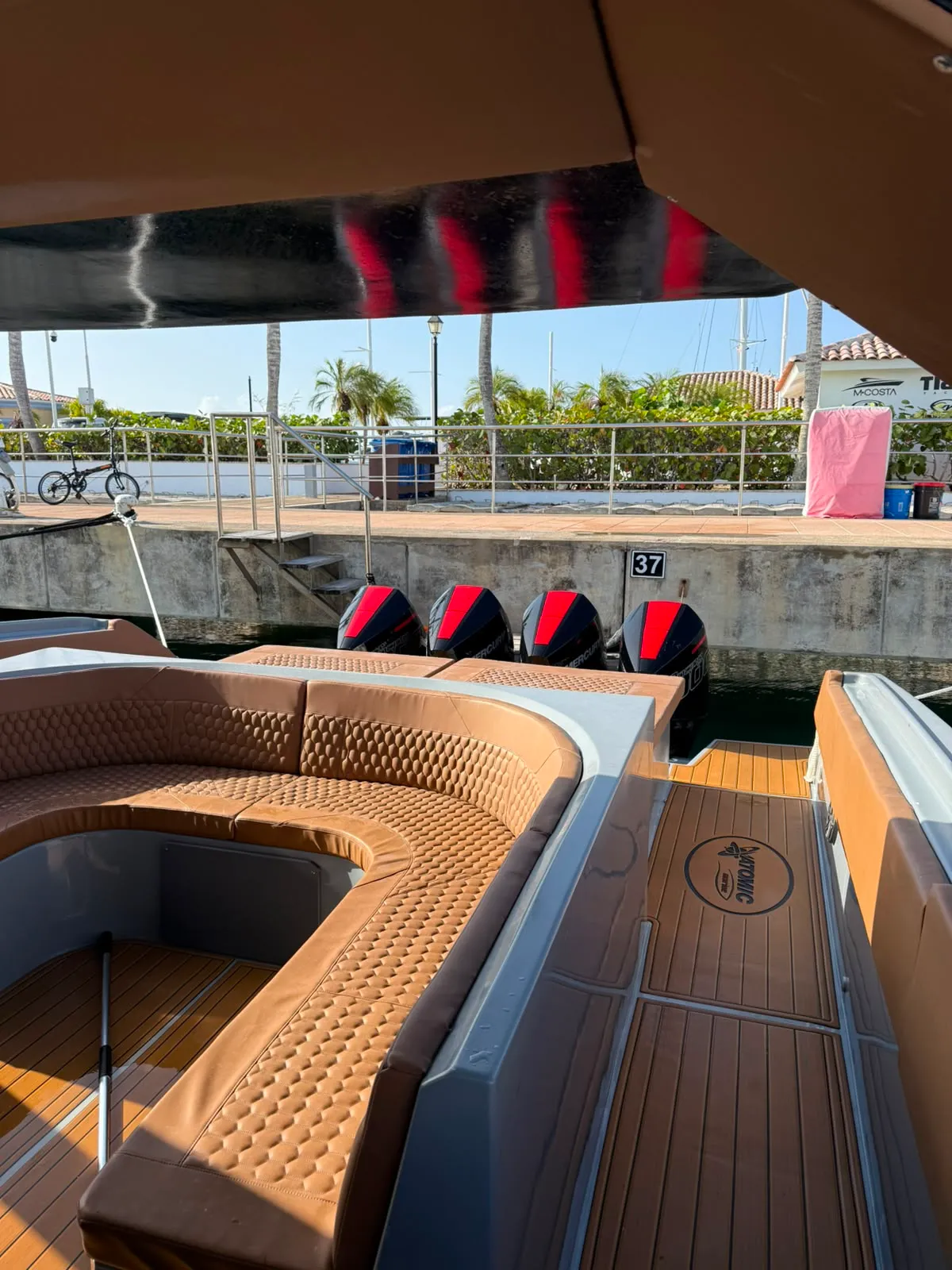 Gray Pearl 52 — zona de asientos cubierta con mesa