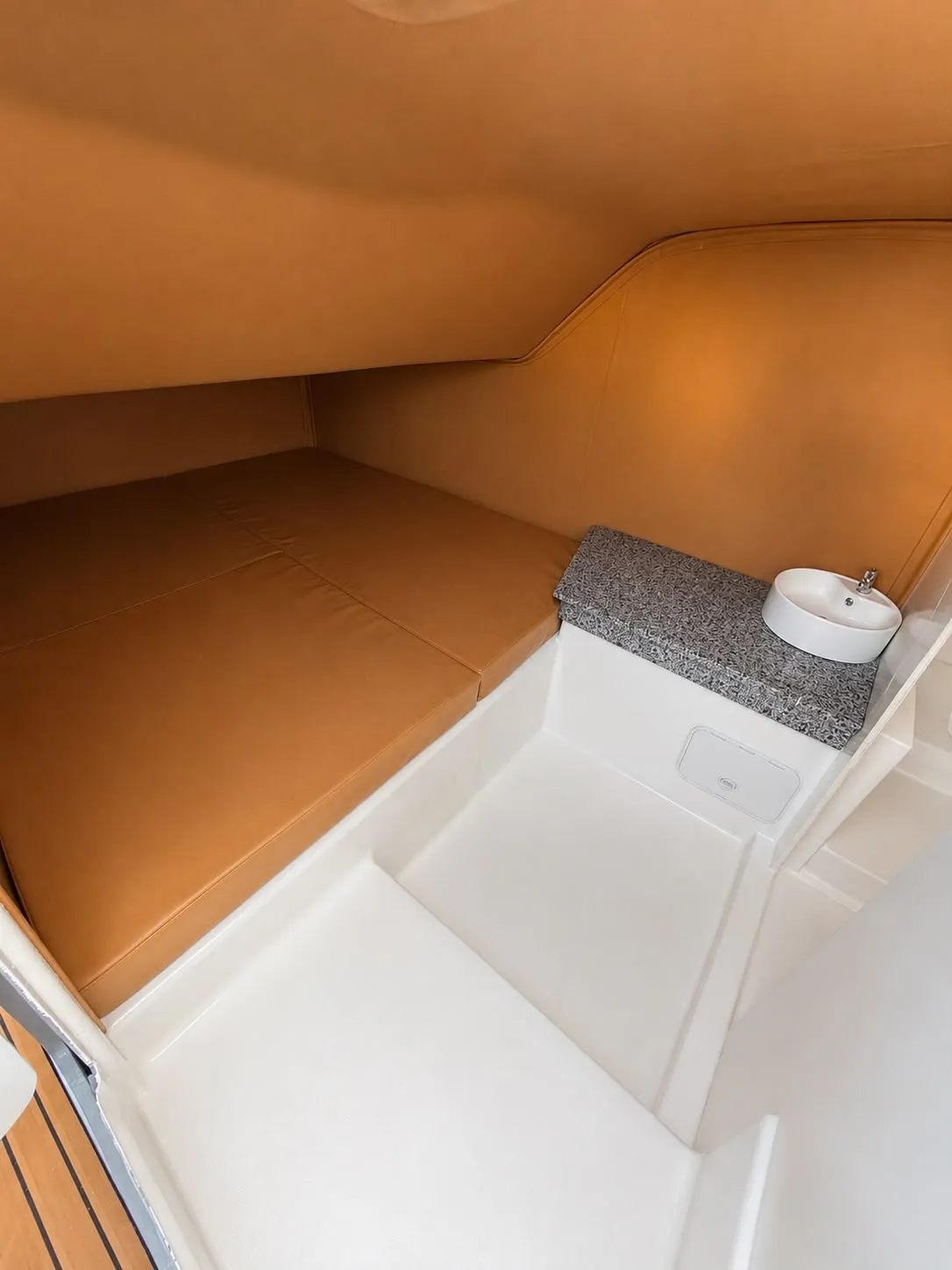Gray Pearl 52 — cama de la cabina y zona de baño