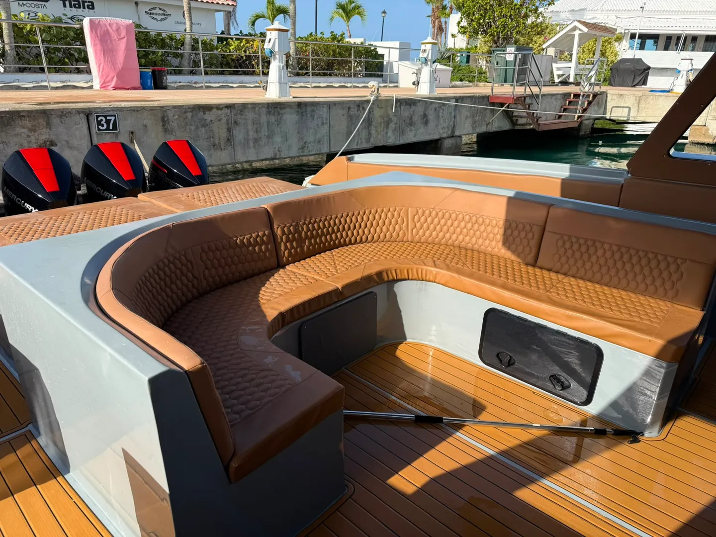 Gray Pearl 52 — asientos y mesa de la bañera
