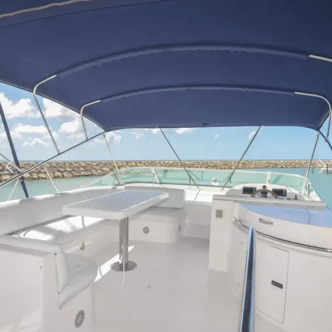 Majesty 58 — asientos del flybridge con sombra