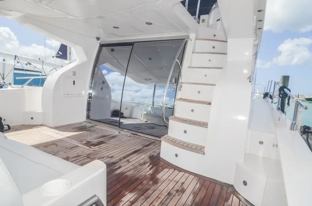 Majesty 58 — asientos y mesa de cubierta de popa