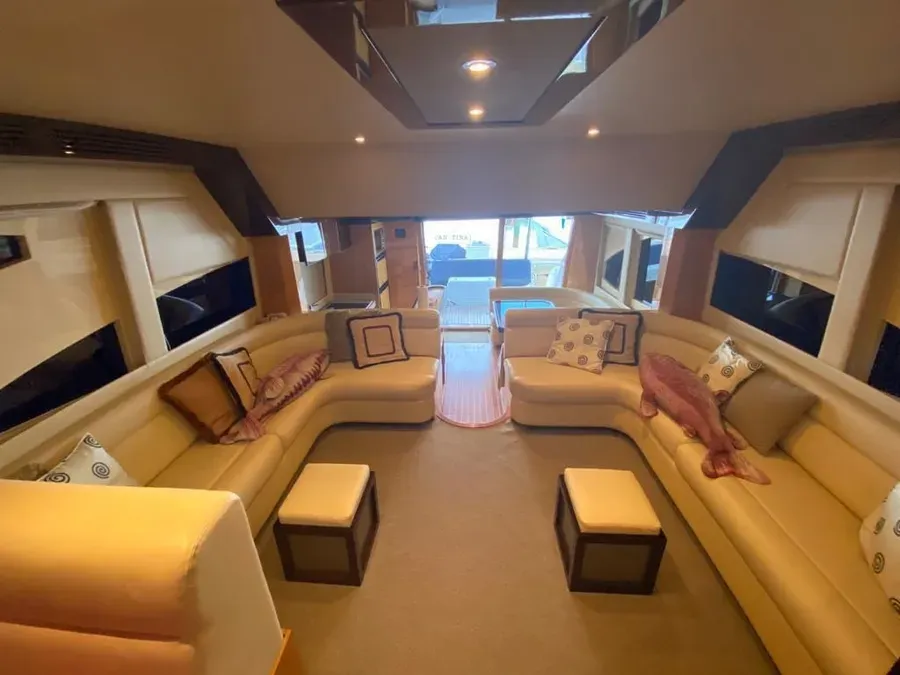 Majesty 58 — salón con sofás y cálidos acabados en madera
