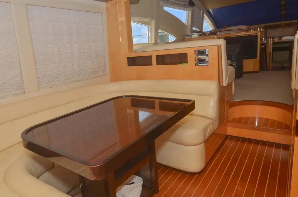 Majesty 58 — mesa y asientos del comedor interior