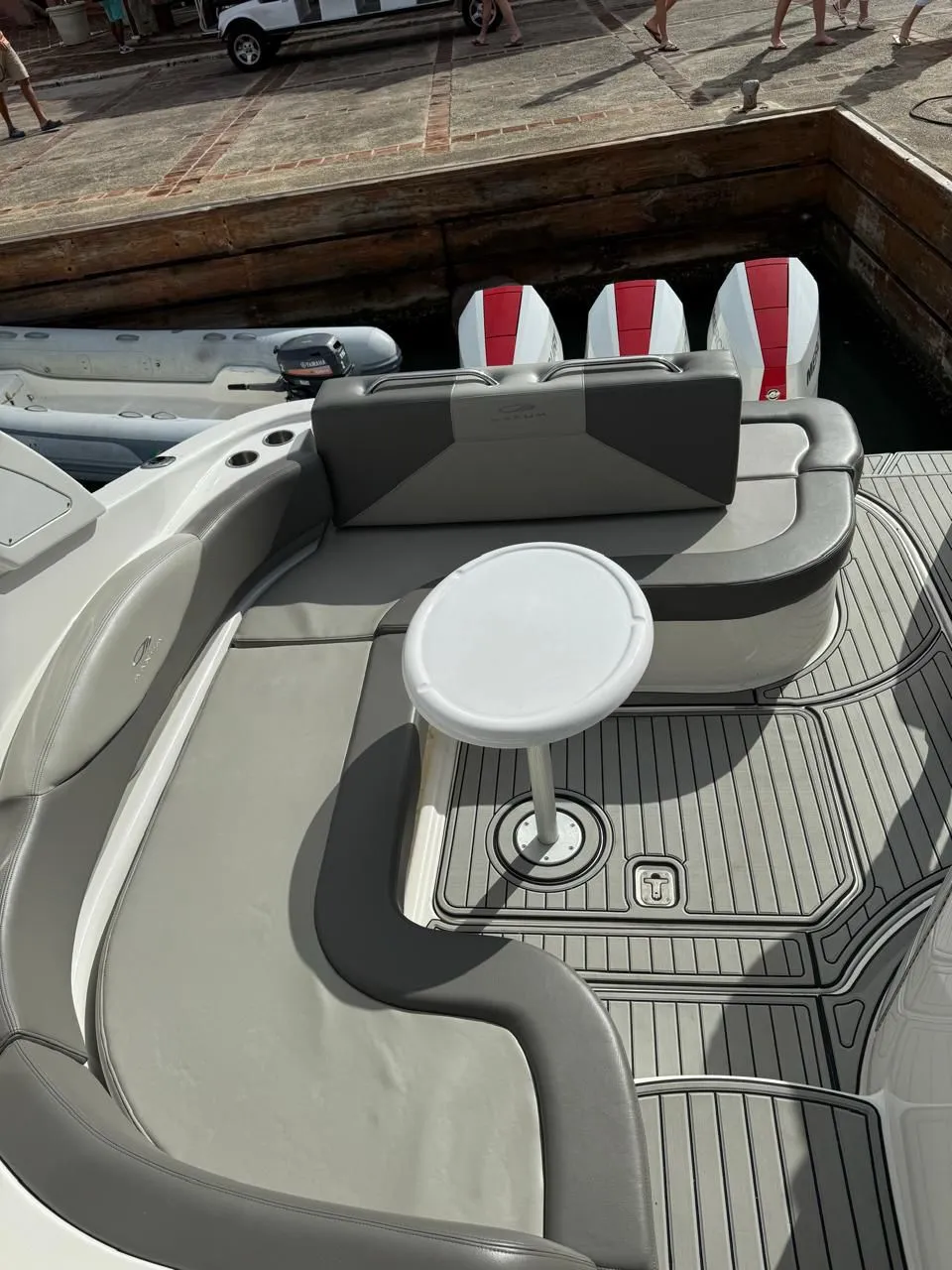Maxum 43 cockpit seating and round table