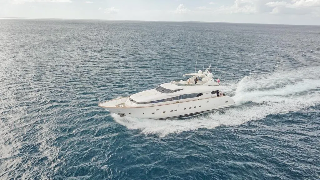 Maiora 103 cruising on the open sea