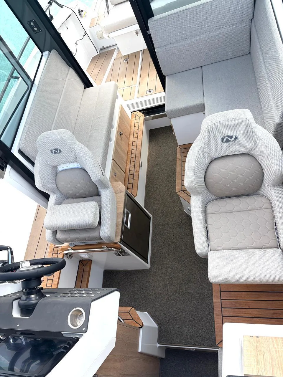 Nordkapp 33 enclosed salon