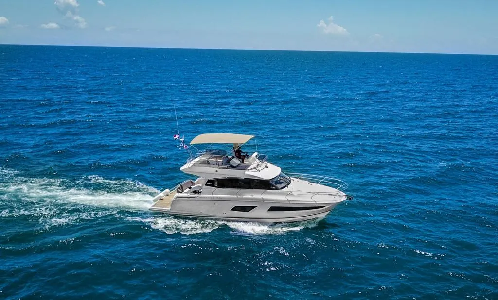 Prestige 44 — sobre aguas turquesas