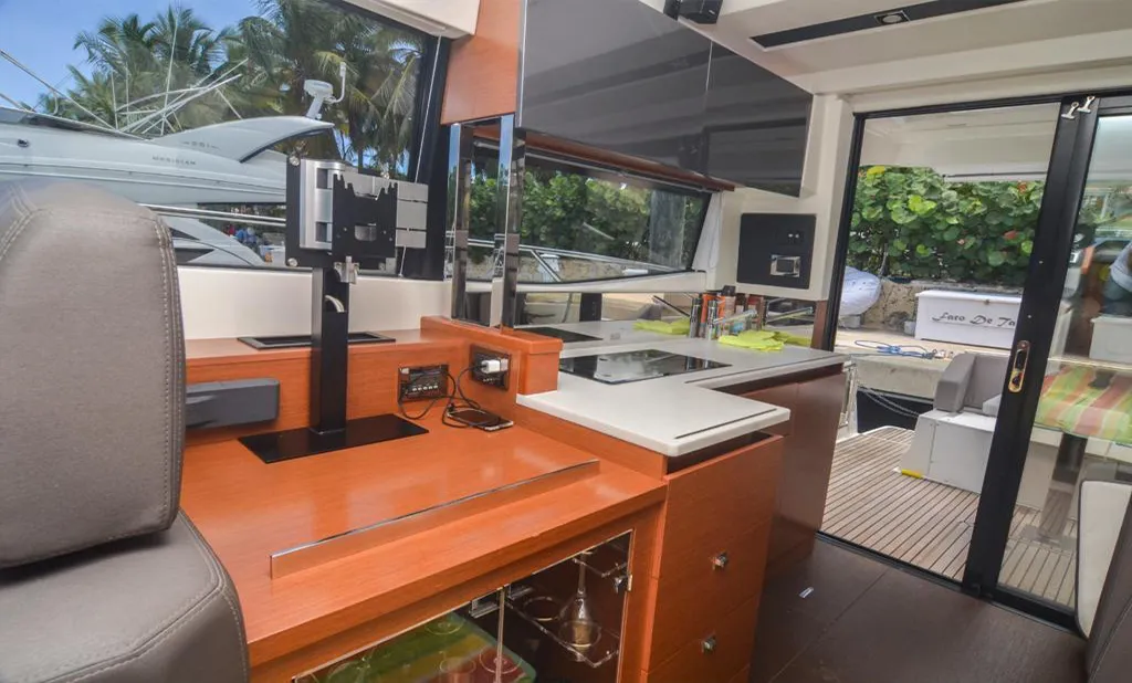 Prestige 44 — asientos del salón y mesa de madera