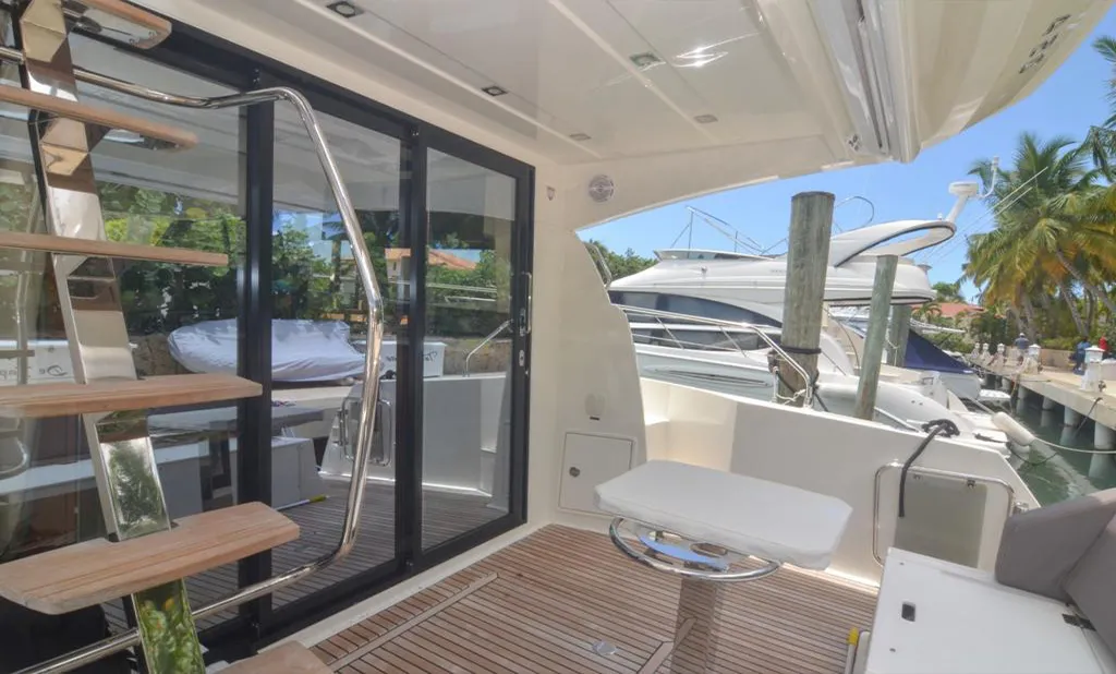 Prestige 44 — cabina cubierta con cama doble