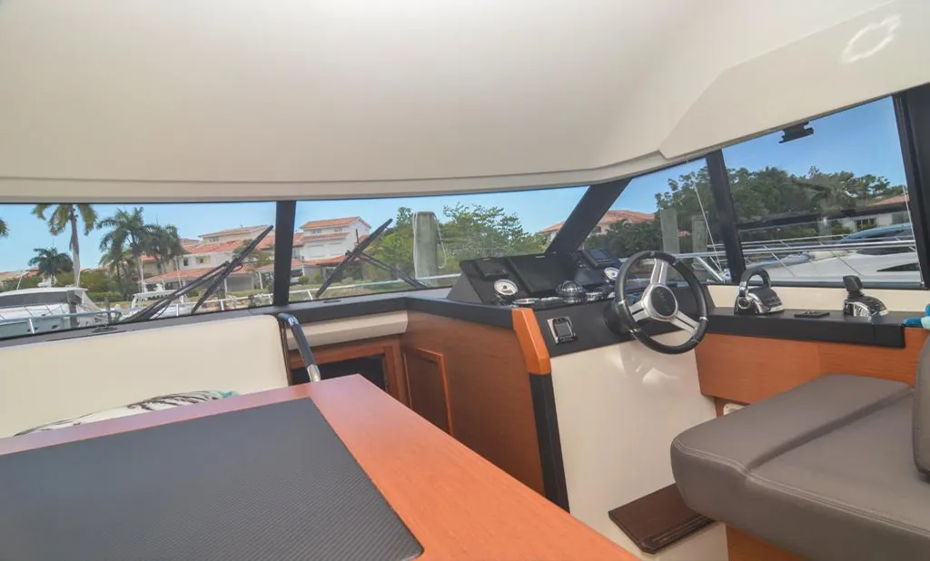 Prestige 44 — asientos del salón junto a ventanas panorámicas