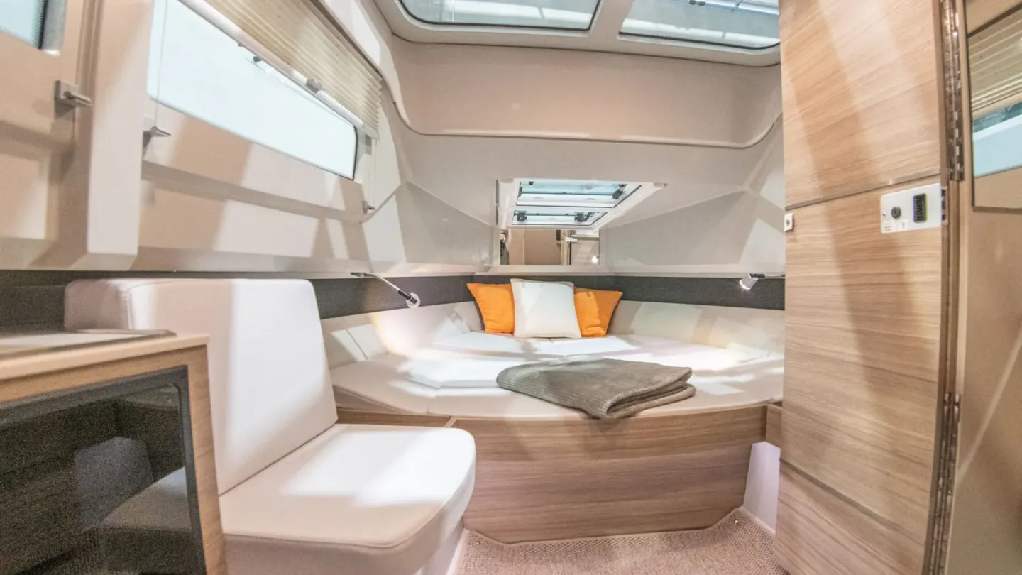 Saxdor 320 GTO day cabin