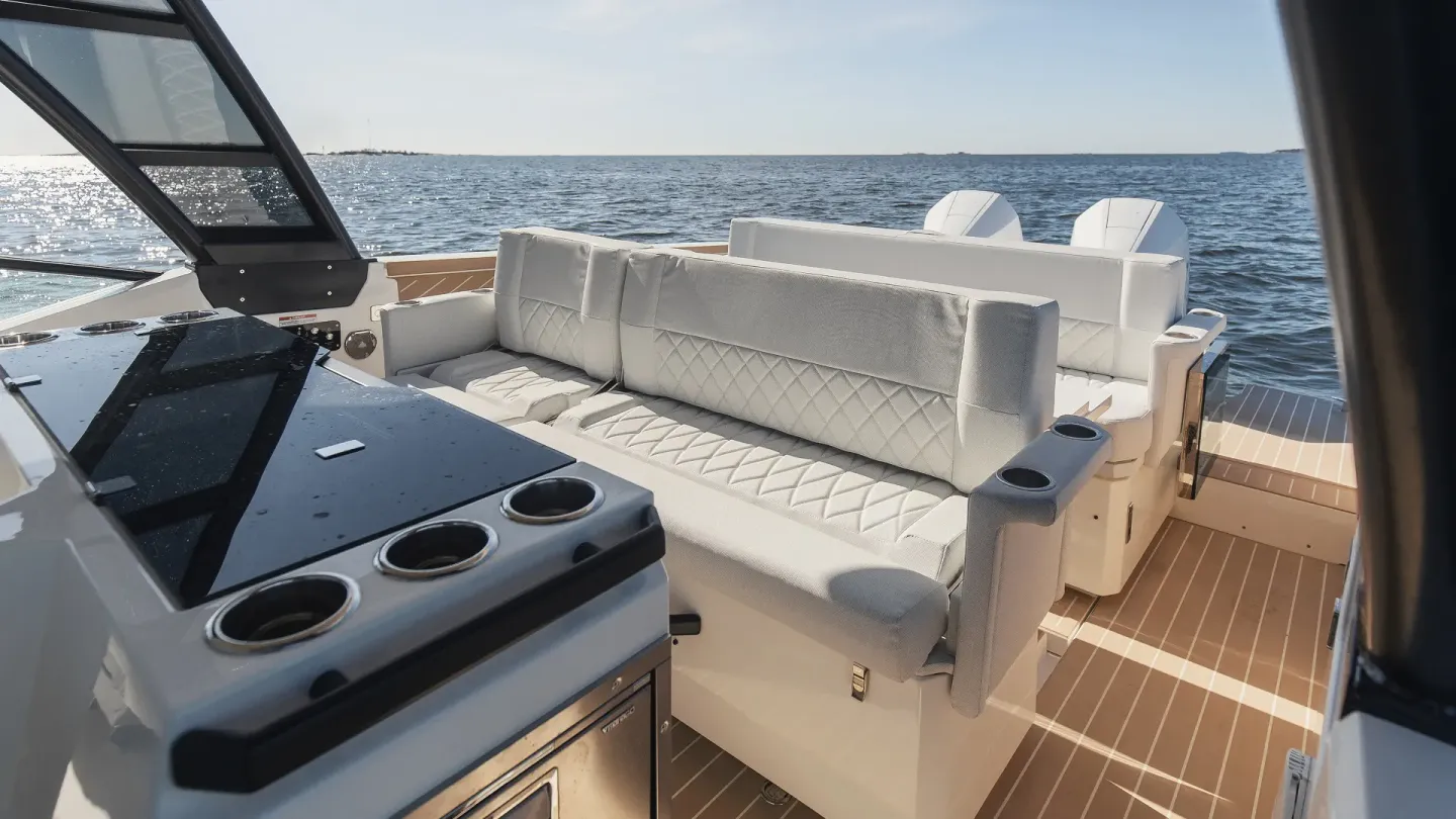 Saxdor 320 GTO outdoor seating beside the helm
