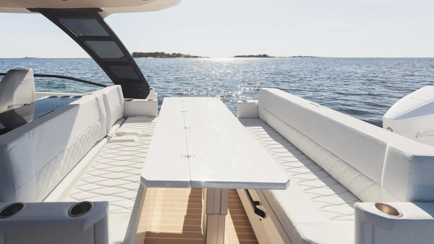 Saxdor 320 GTO open-air cockpit seating and table