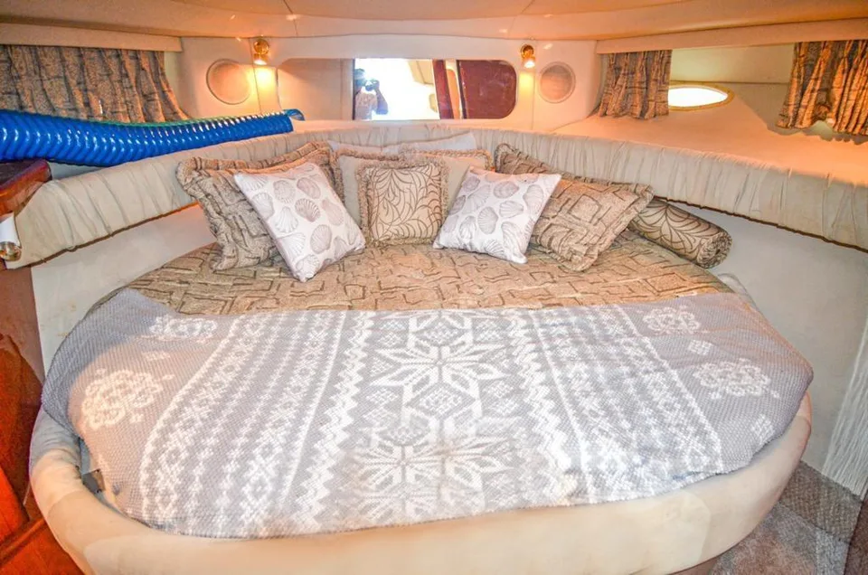 Sea Ray 37 forward cabin