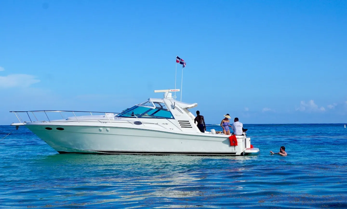 Vixen 40 side profile on the water