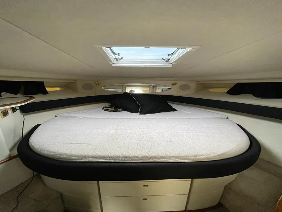 Vixen 40 cabin berth